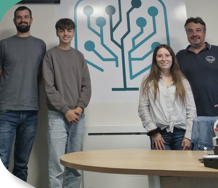 L'équipe iTechBocage devant le logo, dans les locaux de Cerizay